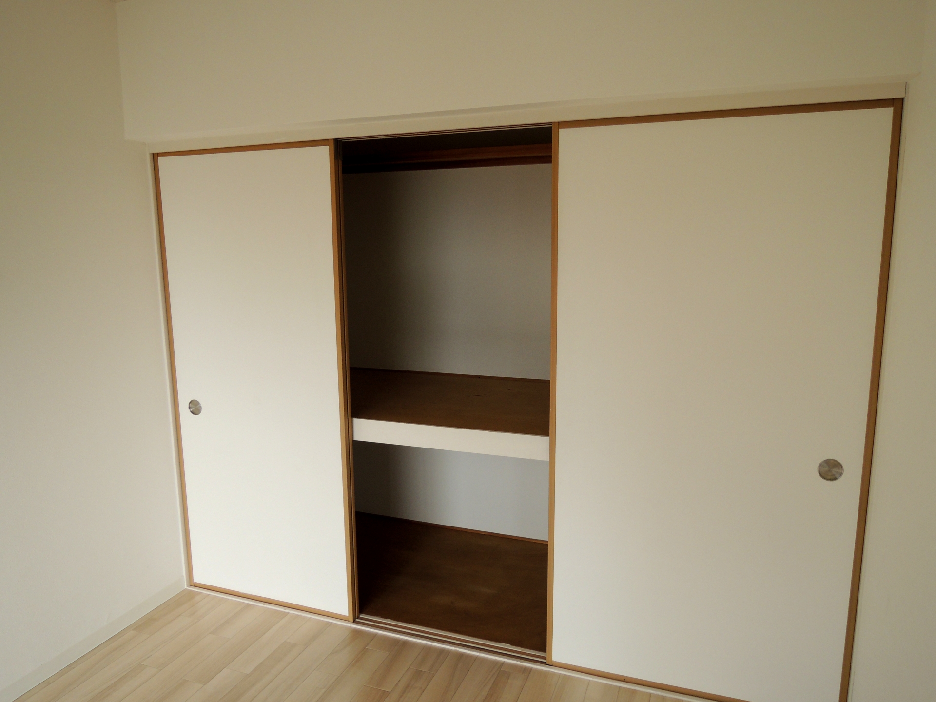 和室を洋室に変える襖張替え術｜雰囲気を一新するデザインと施工のポイントのアイキャッチ