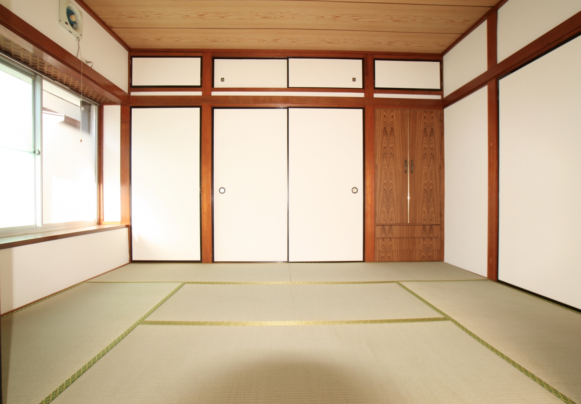 襖張替えの費用節約術を解説！見積もり比較からDIYまで賢く対応のアイキャッチ